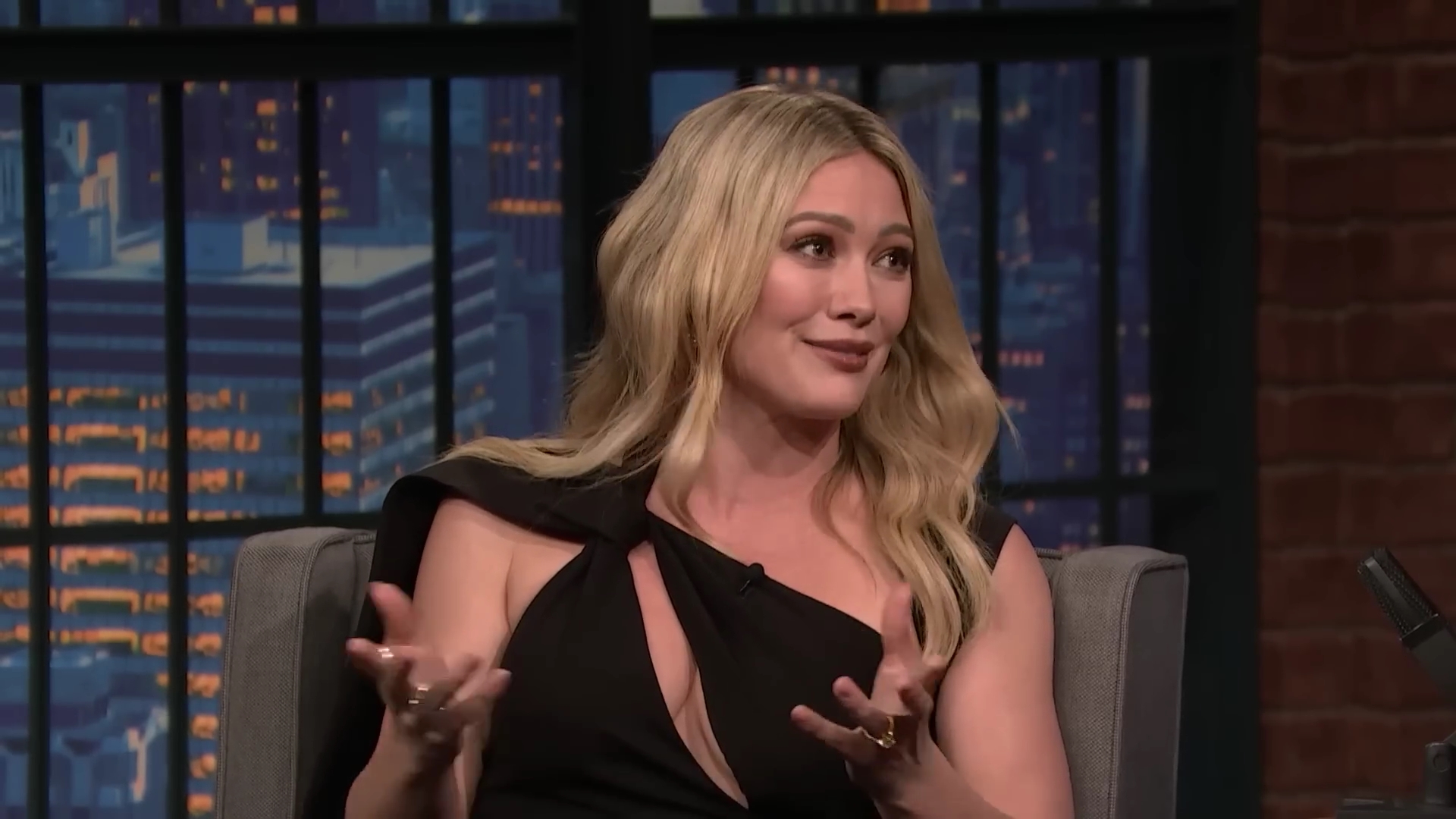 DailyDuff-dot-nl_2023LateNightwithSethMeyers0331.jpg DailyDuff-dot-nl_2023LateNightwithSethMeyers0331.jpg