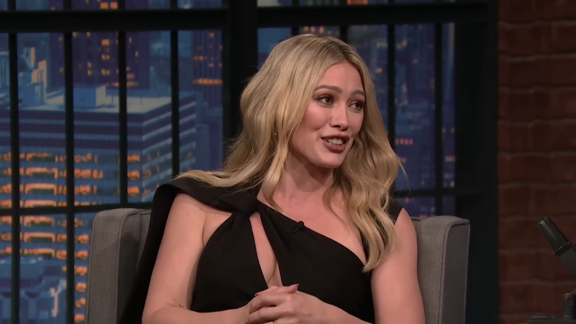 DailyDuff-dot-nl_2023LateNightwithSethMeyers0333.jpg DailyDuff-dot-nl_2023LateNightwithSethMeyers0333.jpg