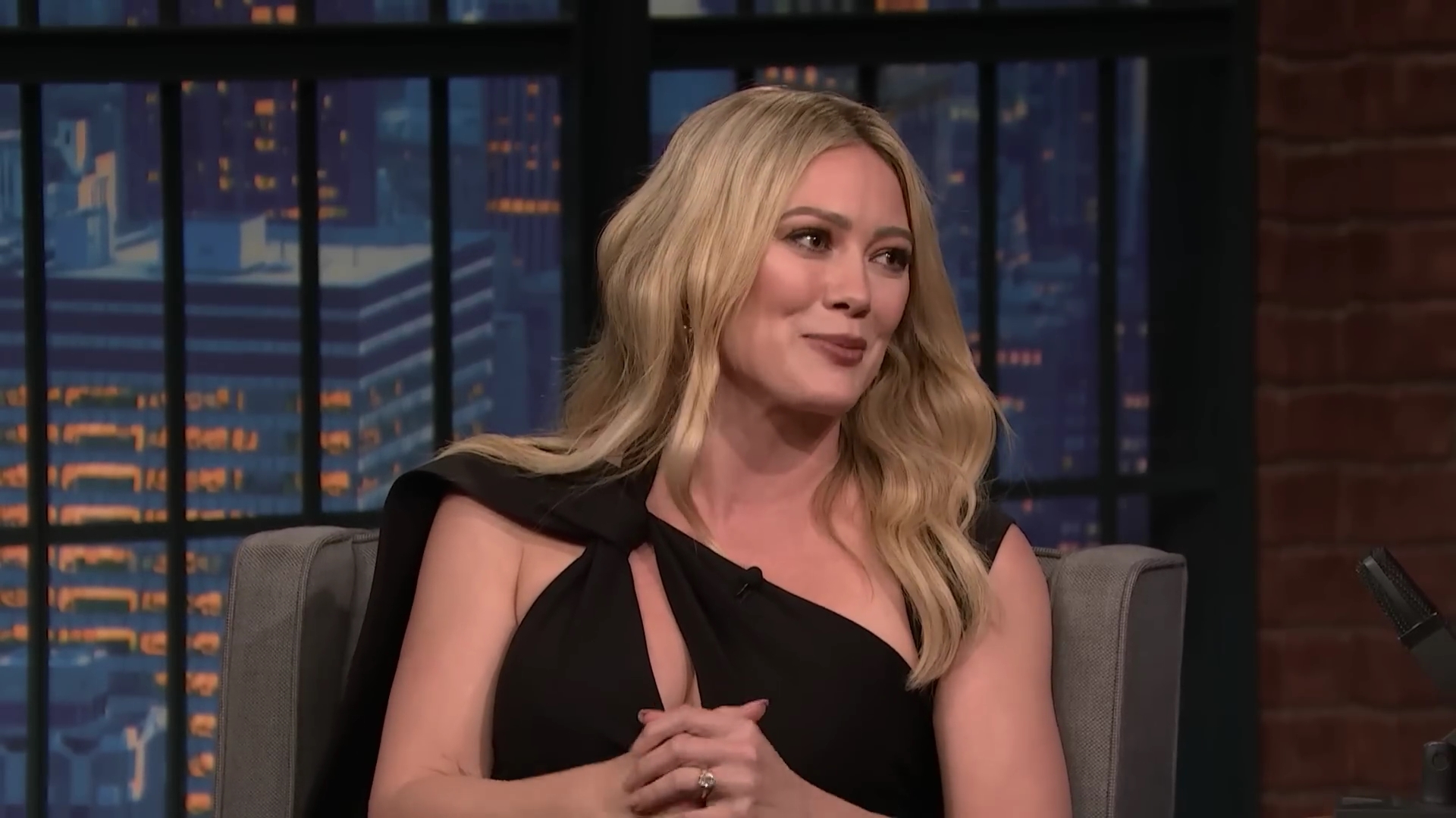 DailyDuff-dot-nl_2023LateNightwithSethMeyers0338.jpg DailyDuff-dot-nl_2023LateNightwithSethMeyers0338.jpg