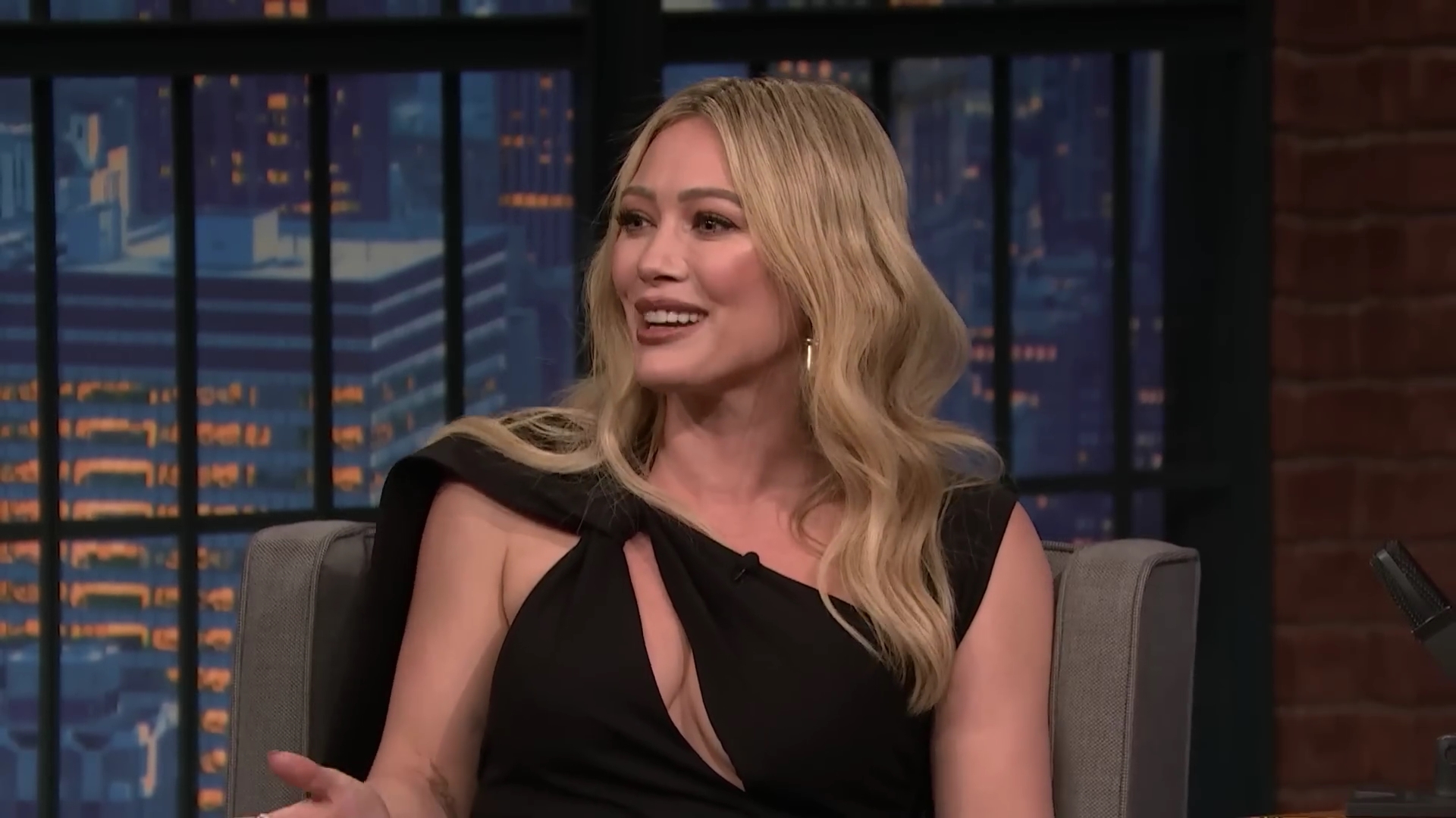DailyDuff-dot-nl_2023LateNightwithSethMeyers0356.jpg