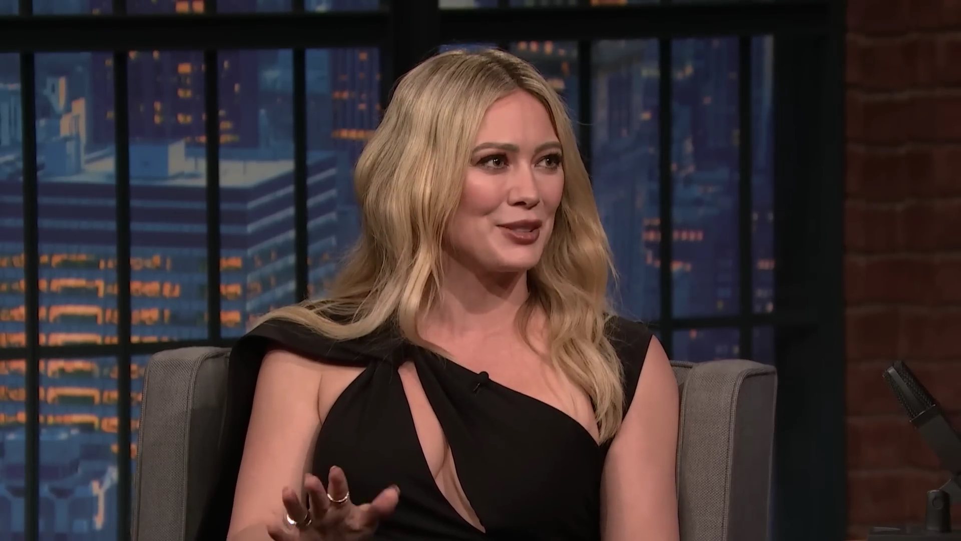 DailyDuff-dot-nl_2023LateNightwithSethMeyers0380.jpg DailyDuff-dot-nl_2023LateNightwithSethMeyers0380.jpg