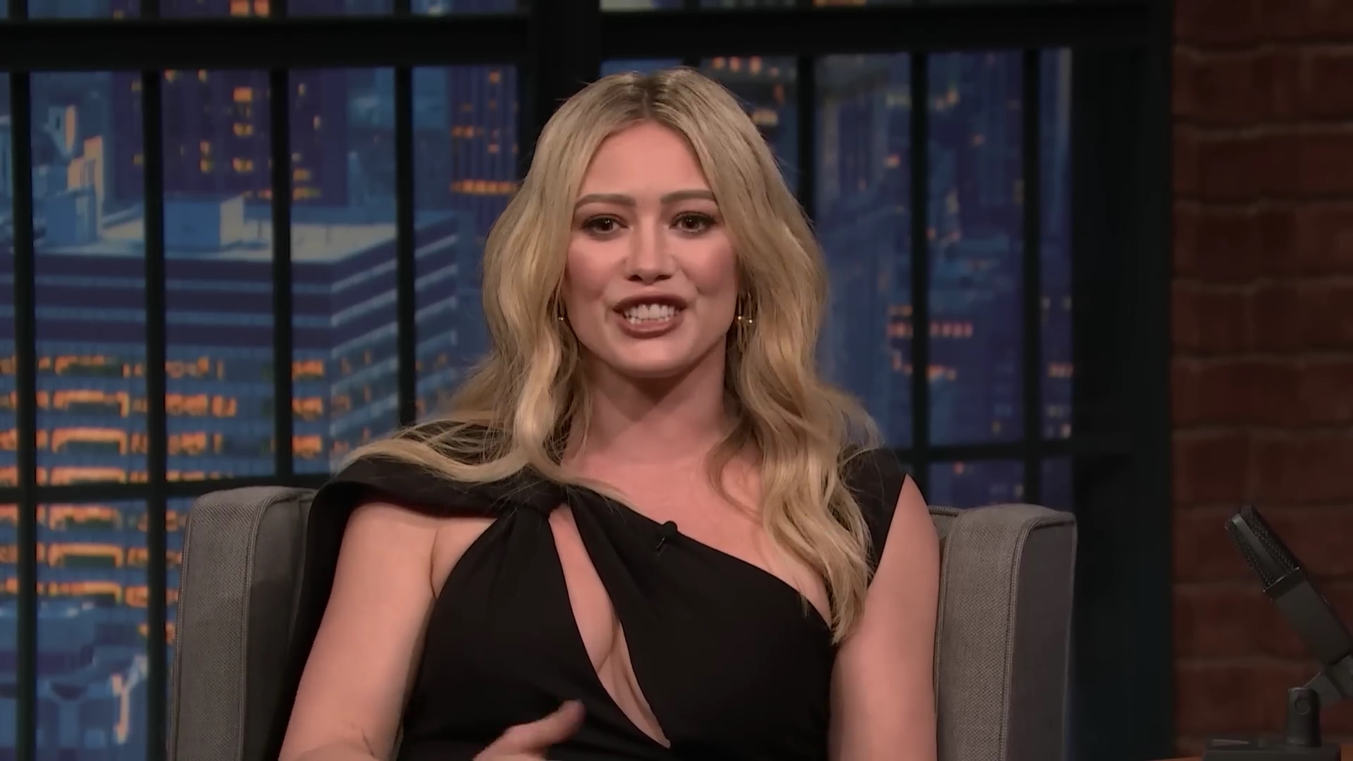 DailyDuff-dot-nl_2023LateNightwithSethMeyers0402.jpg DailyDuff-dot-nl_2023LateNightwithSethMeyers0402.jpg