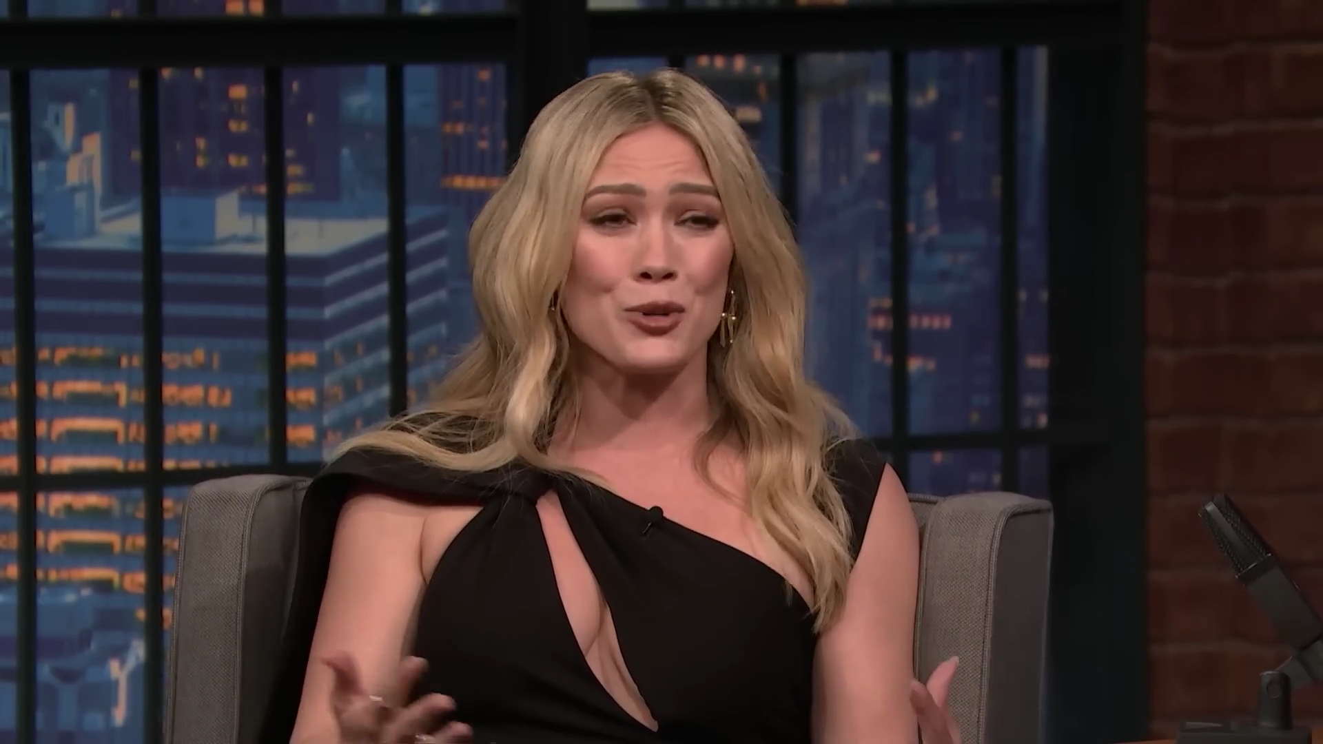 DailyDuff-dot-nl_2023LateNightwithSethMeyers0405.jpg DailyDuff-dot-nl_2023LateNightwithSethMeyers0405.jpg