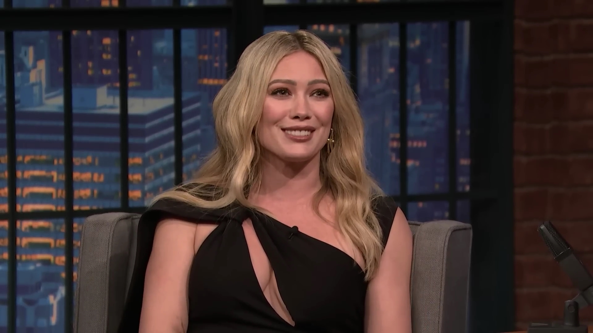 DailyDuff-dot-nl_2023LateNightwithSethMeyers0406.jpg DailyDuff-dot-nl_2023LateNightwithSethMeyers0406.jpg