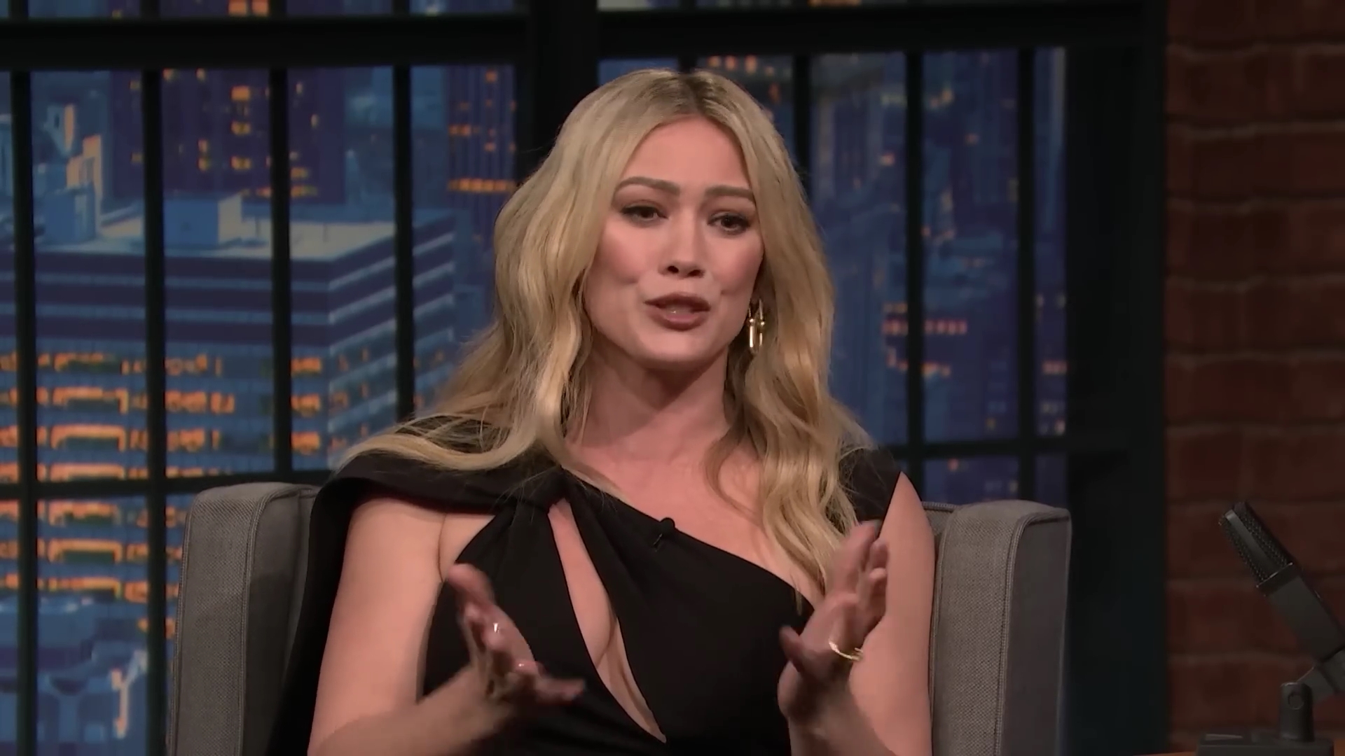 DailyDuff-dot-nl_2023LateNightwithSethMeyers0409.jpg DailyDuff-dot-nl_2023LateNightwithSethMeyers0409.jpg