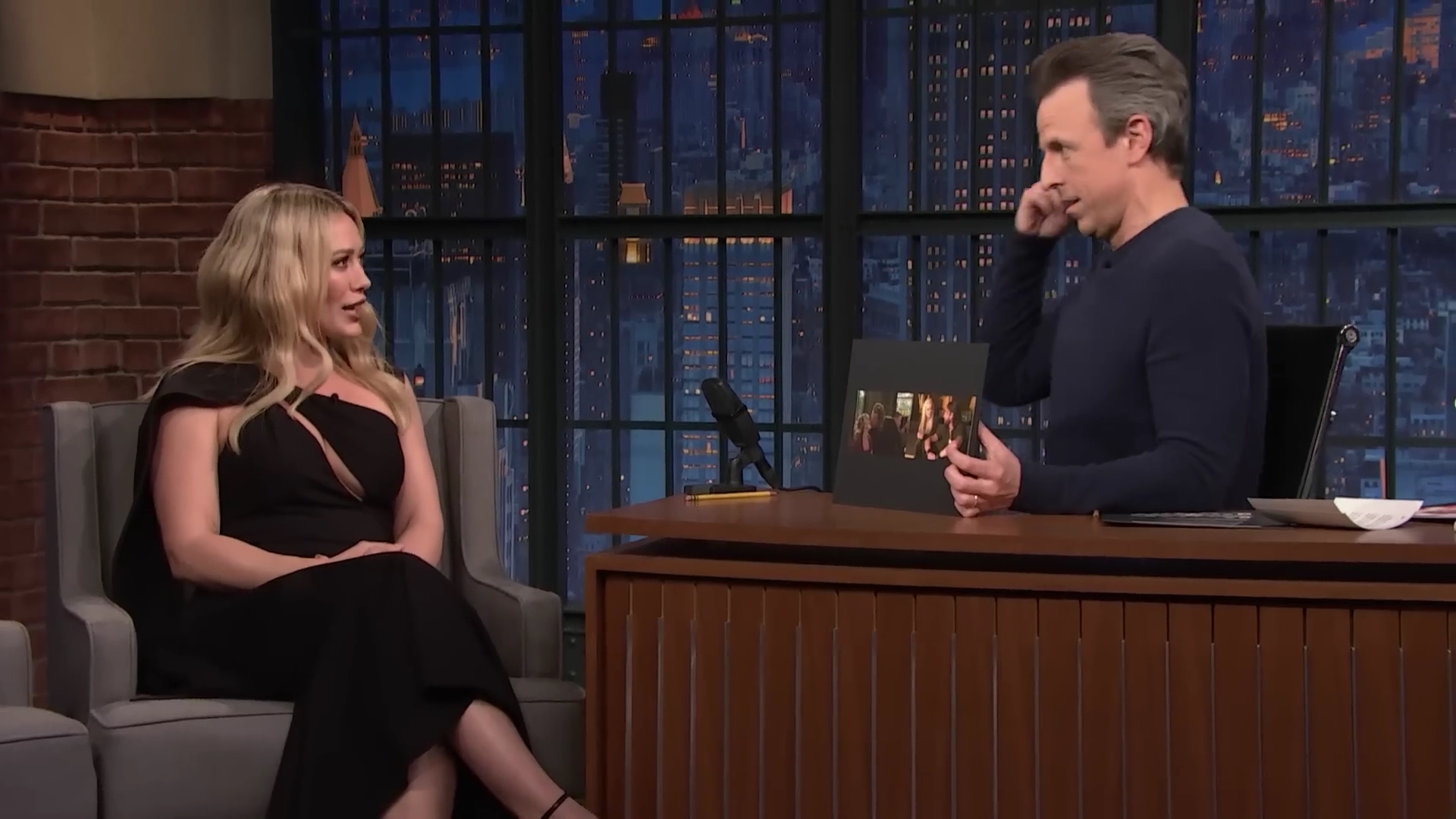 DailyDuff-dot-nl_2023LateNightwithSethMeyers0435.jpg DailyDuff-dot-nl_2023LateNightwithSethMeyers0435.jpg