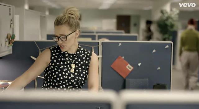 dailyduff-dot-nl-ChasingTheSun_MusicVideo0030.jpg