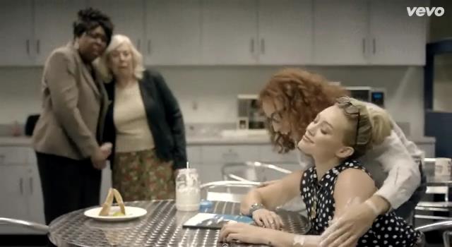 dailyduff-dot-nl-ChasingTheSun_MusicVideo0188.jpg dailyduff-dot-nl-ChasingTheSun_MusicVideo0188.jpg