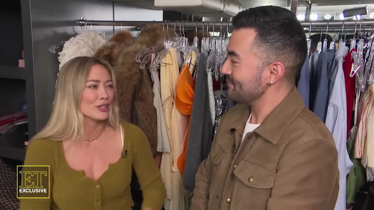 DailyDuff-dot-nl_2025ET-BehindTheScenesofRoommatesClip0321.jpg DailyDuff-dot-nl_2025ET-BehindTheScenesofRoommatesClip0321.jpg