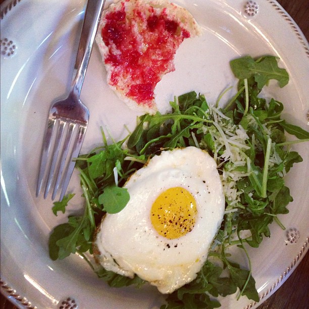 26 oktober: Love it so much when @haylieduff sleeps over and cooks me breakie!
