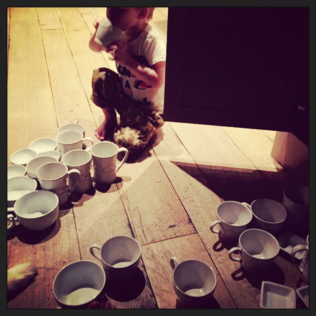 11 Februari: Hour of fun. He keeps saying, nice warm coffee lol
