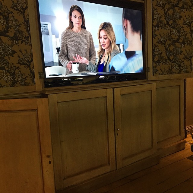 3 Maart: Watching @youngertv #younger @suttonlenore @nicotortorella @debimazar and Miriam shor! guys! I love our show!!! March 31st season premiere!! It's addicting
