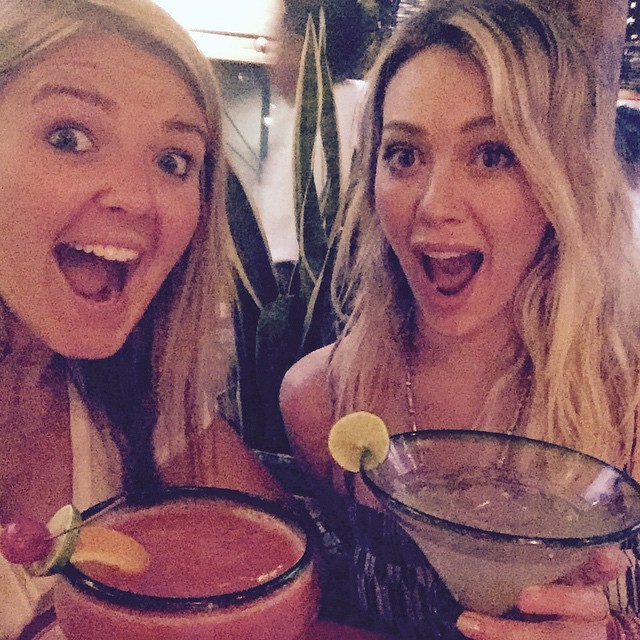 14 maart: This marg is the size of my head😳 gettin crispy in the sun with @lowenban ☀️👯
