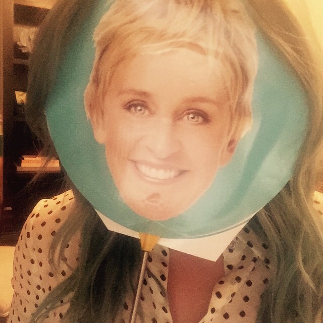 30 maart: Hey I'm Ellen... I mean I'm going to be ON @theellenshow this afternoon! Tune in (do people still say tune in?)
