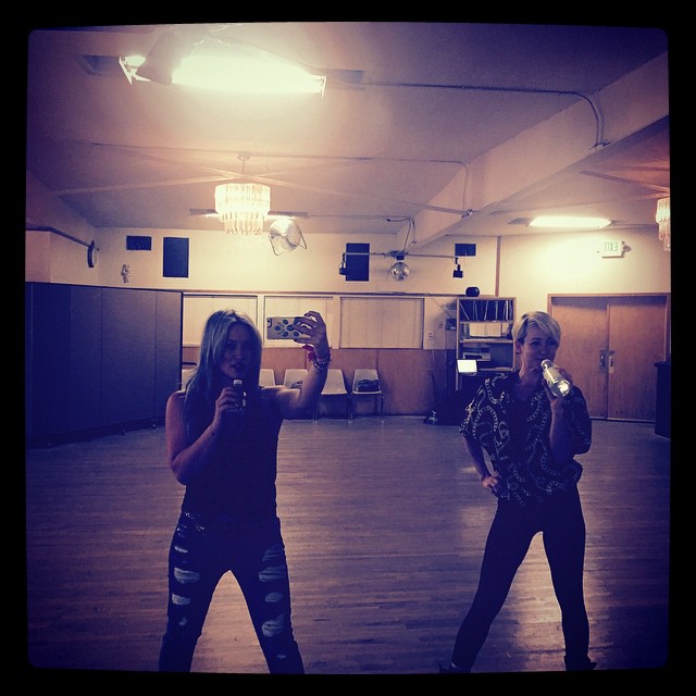 29 april: Me and @amylilfire using water bottle 🎤🎤's #gettingreadyforliveshows
