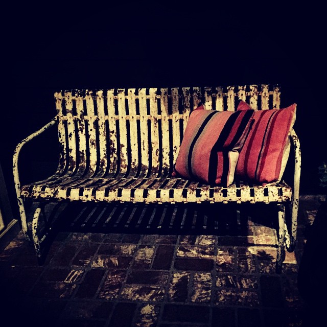 13 mei: Solid rose bowl flea market find! Just don't actually sit on it... Might crumble 😂
