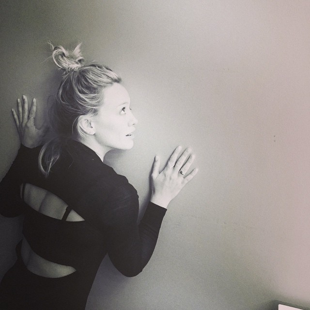 14 mei: Just eavesdropping on @elizabethbanks next door to me at the @theellenshow ❤️her
