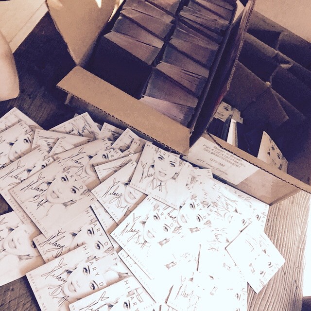 29 mei: Get em while they're hot! I'm sitting here signing 1,000 album covers for my @fanjoyco box if you're one of the first 1,000 to order you get a signed copy! 😁 #breatheinbreatheout #myhandhurts #1 boxdown2togo
