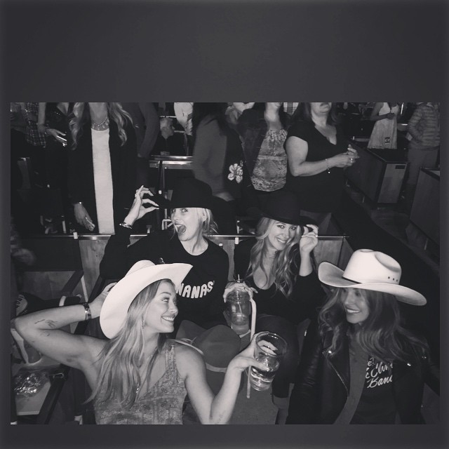 07 juni: #lastnight @bradpaisley had us gettin country at the bowl ❤️ @haylieduff @alisialeibel @donatiennela
