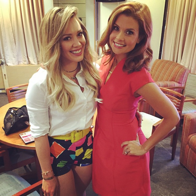 18 juni: Got too see my beautiful lil friend @jogarciaswisher at #goodmorningamerica when I performed #sparks watch her show @astronautwivesclub on Abc at 8:00 pm tonight!!!! #astronautwives
