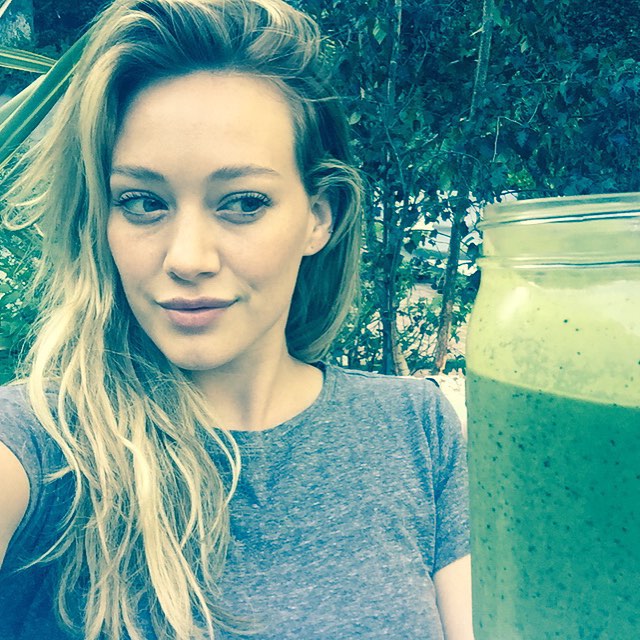 23 juli: Dinny tonight-green smoothie🌿 kale spinach blueberry strawberry tiny bit o banana almond butter almond milk and ice =😋
