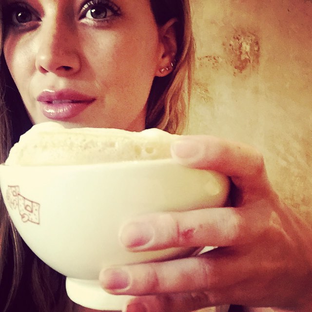 13 augustus: The day calls for a bowl of coffee😁check out the oven burn on my sad un manicured fingers. Ouchie 😔
