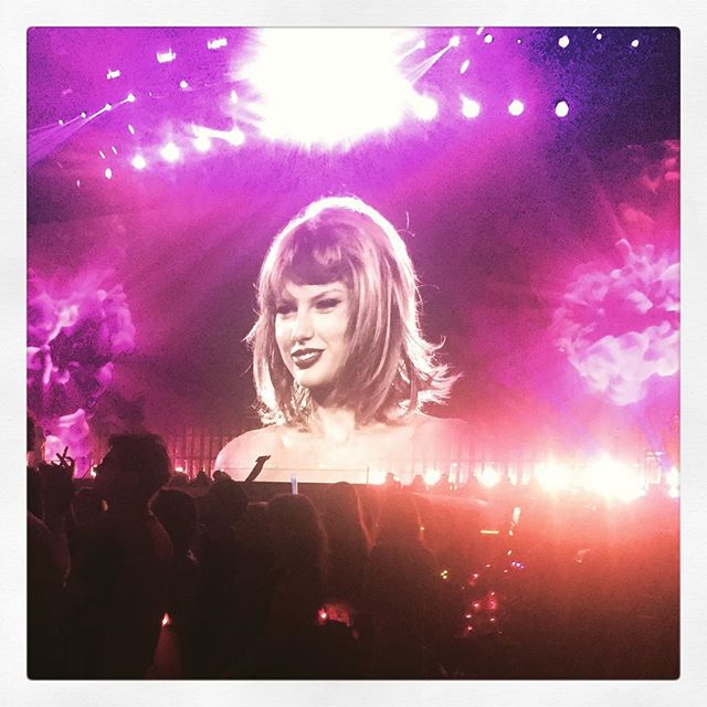 23 augustus: She's a total G @taylorswift you were ... 💥💪🏻💃🏻💅🏼😘 #taylorswift
