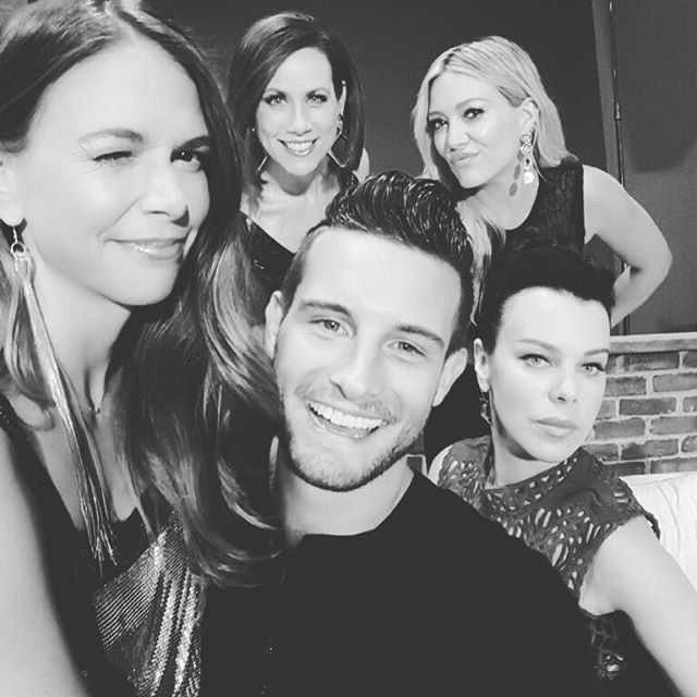 11 september: HEY!!! We're baaaaack👊🏻 @nicotortorella @suttonlenore @debimazar and Miriam Shor (hey get an Instagram would ya!) @youngertv #younger

