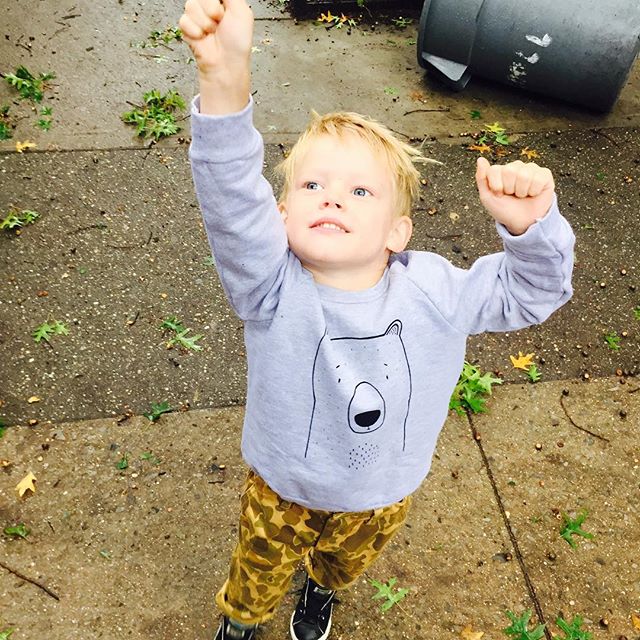 03 oktober: Luca Luca blue eyes ❤️ sweatshirt is the cutest @thewildkidsapparel
