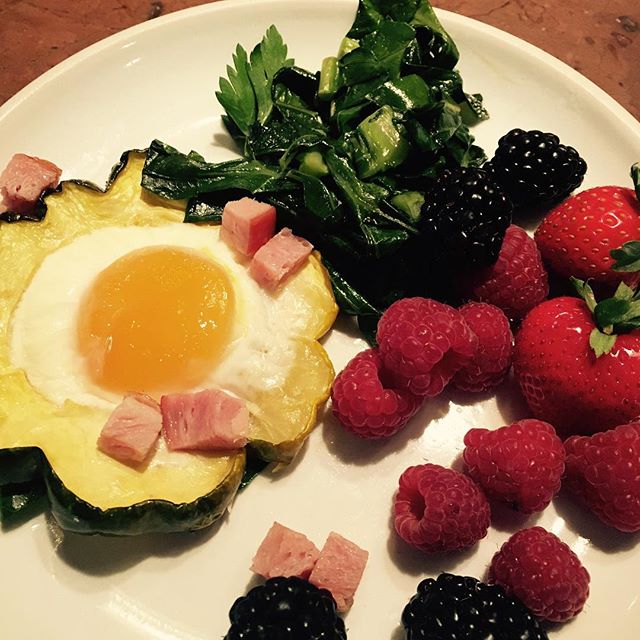 29 november: @eatpaleta this breakfast was sooo beautiful and delicious this morning! I wish I could have tried the ham but Luca's sticky fingers swooped in so quick and ate them all!!! The little rat 😏I still like him tho ☺️
