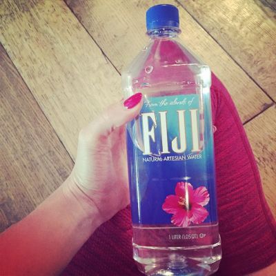 10 Februari: Fancy new bottle @fijiwater #earthsfinest #myfavorite yum yum 
