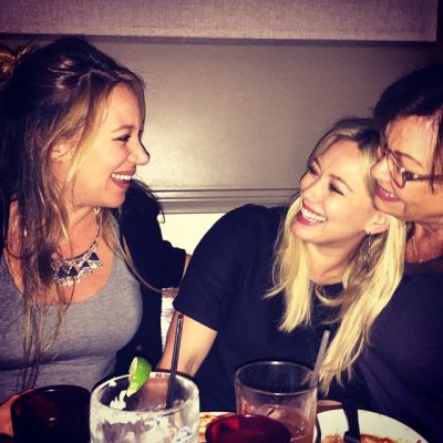 18 Februari: Happy early birthday to my beautiful sister @haylieduff I will forever look up to you..... And laugh my face off every time we hang. You shine so bright ️( mommy I wuv u too!)
