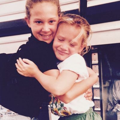 05 maart: My sissy @haylieduff was leaving for camp for 3 weeks, I was too young to go :(
#tbt #sunflowerpower 🌻🌻🌻
