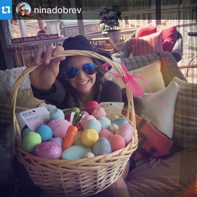 04 april: Happy Easter @ninadobrev! Aren't the @eosproducts the best?! I'm obsessed!!! ・・・ @HilaryDuff !!!! This is THE BEST Easter basket ever! How cute and sweet are you? Thank you for the awesome @eosproducts and chocolate! 🐰😍🐣😘
HAPPY EASTER WEEKEND EVERYONE!
