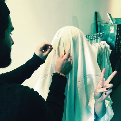 24 oktober: @gnicholas412 helping me make Luca's ghost costume! 👻
