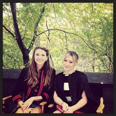 06 november: Two little birds in the park @suttonlenore @youngertv #youngerseason2
