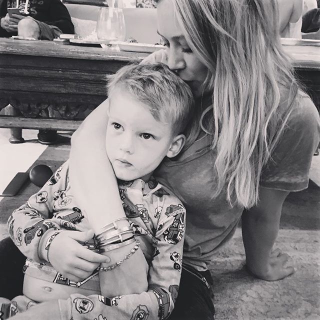 30 maart: kid crushes my heart one cuddle at a time💔
