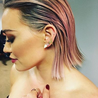 30 januari: Ear blannnng blannnng @anitapatrickson rearranged these babies about 7 times 😛 thank you @adambreuchaud and @nikkilee901 for glam'n me up tonight #pinkhair #dontcare
