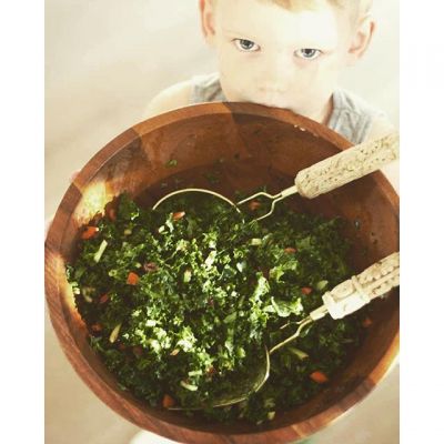 17 februari: Hung with @haylieduff last night, Luca and i hand modeled for her delicious tahini kale salad post on @realgirlskitchen ps Luca ate a whole bowl (with his fingers)
