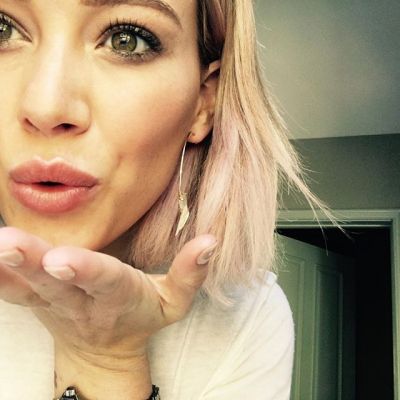 23 februari: I #CHOOSELOVE  by sending this 😘 to @haylieduff @Revlon. Kiss it forward and spread the love by blowing a kiss and tagging someone special in your life! #AD
