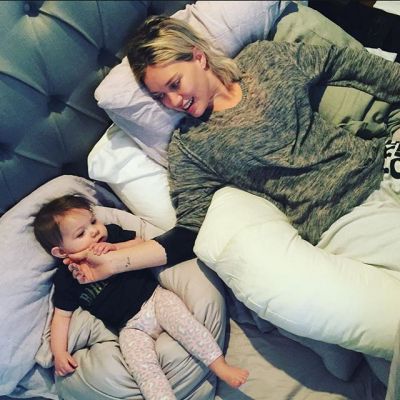 09 maart: With my little boo thang bitty booty Ryan Ava 🍒 @haylieduff @mattyrose3 y'all made a cute one #snuggles
