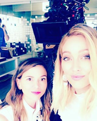 08 augustus: The very awesome @suttonlenore and I are back to work @youngertv after a super nice week off ❤️
