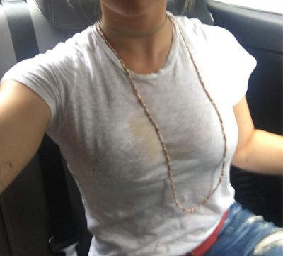 20 augustus: Happy Satarday. Just spilled iced coffee all over my boobs trying to cross the street with a bicycle marathon going on WITH a four year old..and paps snappin away .... #livinthatmomlife #whoswithme
