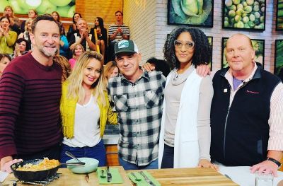 17 oktober: Love being on @abcthechew these guys are so much fun❤️and everything they cook is just friggen delicious  @chefsymon @clintonkellyofficial @mariobatali @carlaphall
