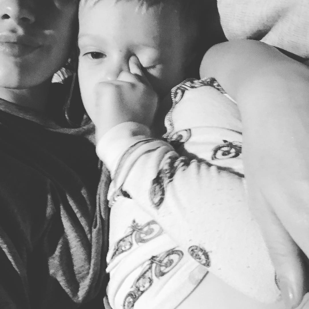 30 januari :Sleepy cuddles with my number 1. The importance of life right here in my arms ❤️lucky me

