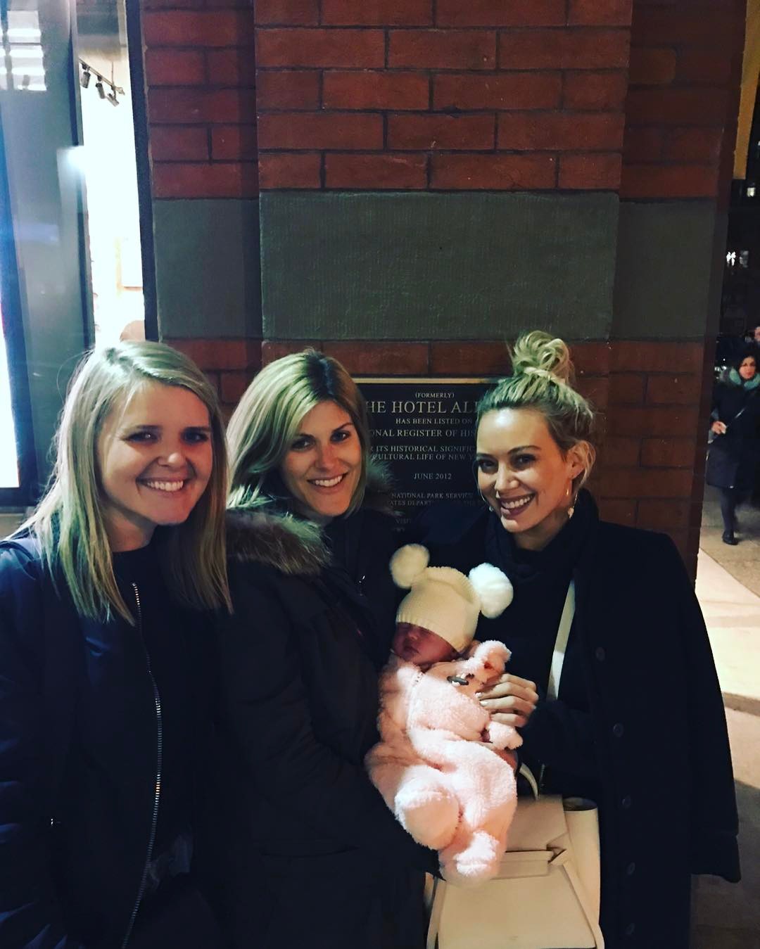 09 maart: Lucky to know these women! Baby Hudson included ❤️ #internationalwomensday

