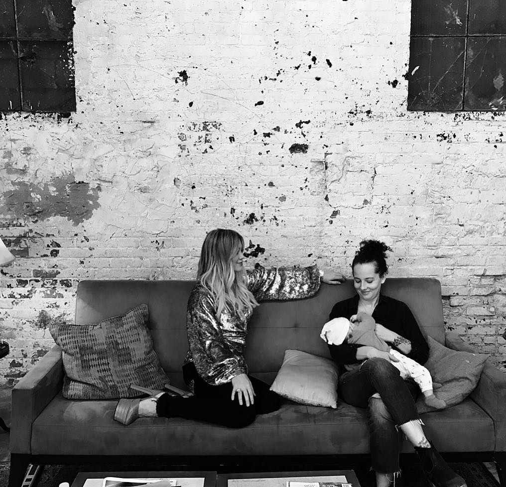 30 maart: Ohhh so that's how you keep a baby alive @cynthiavanis we're back @youngertv ❤️
