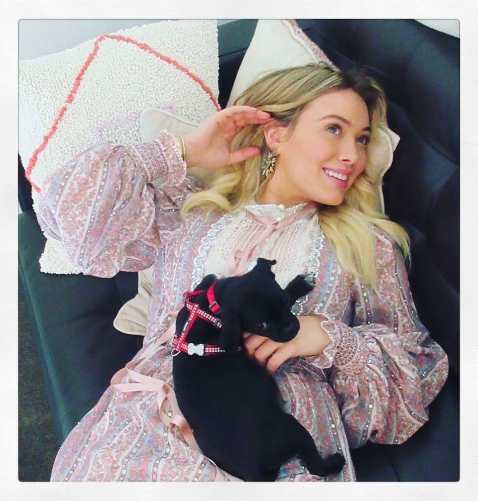 05 mei: Momo doesn't know my dress is @themarcjacobs 😳 @youngertv #season4
