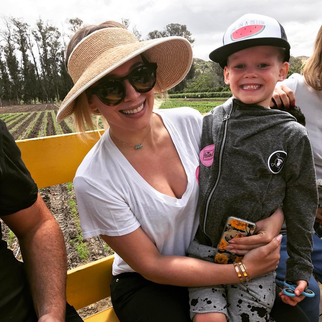 16 mei: He's the 💡✨💥🌪🌙☀️🌟 so happy I got to #mom a little more before heading back to work in nyc. So hard to be away but strawberry picking was the sweetest ending 🍓🍓
