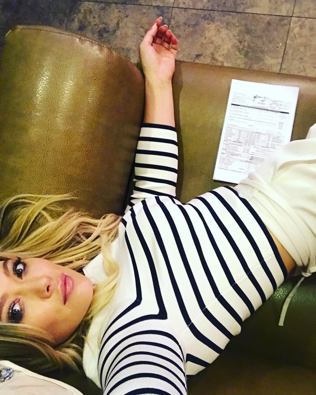 19 juni: Quick change. Off to my real job. @youngertv #season4 premiering June 28th!!!
